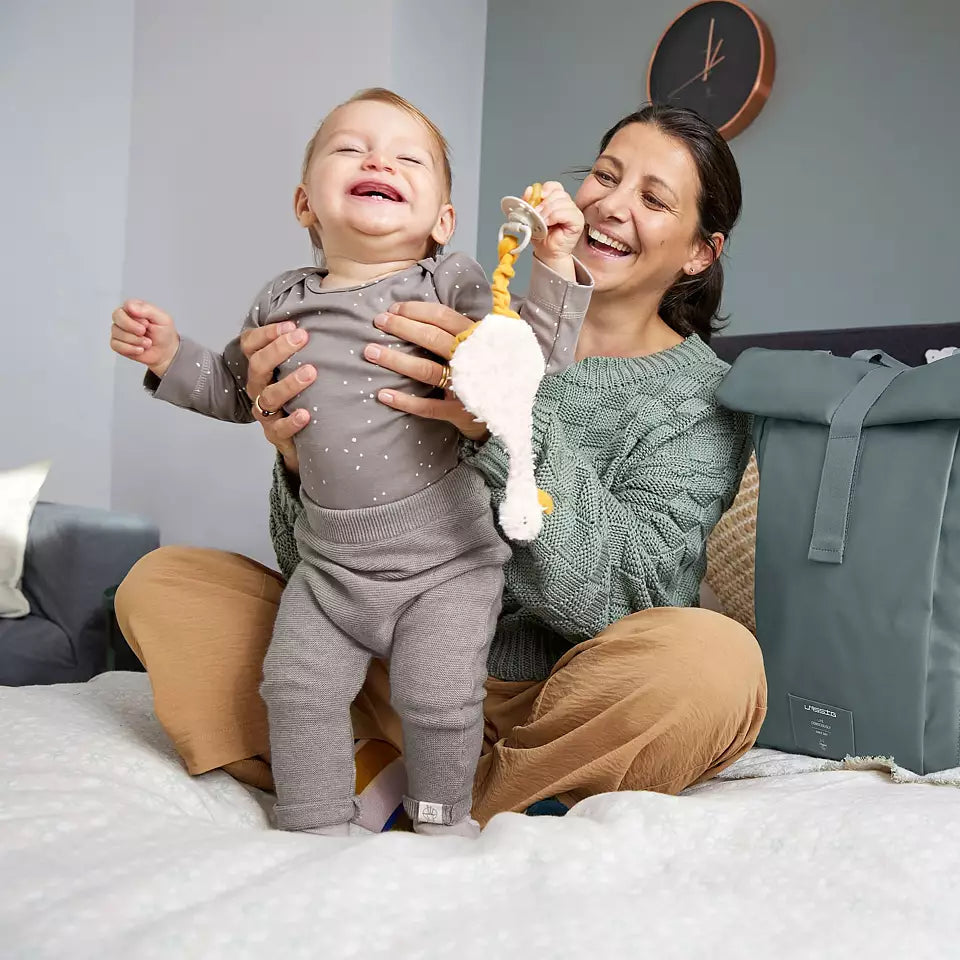 Lässig - Barn tillsammans med sin mamma leker med en mjuk leksak från Lässig