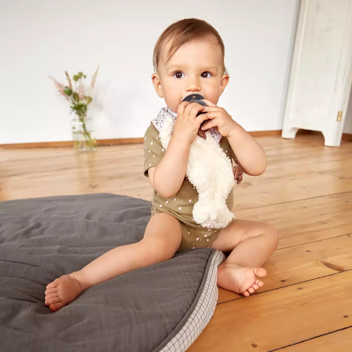 LÄSSIG GOTS Gosedjur med Napphållare – Tiny Farmer Får