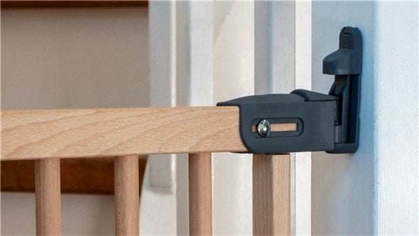 BabyDan AdjustPro Trägrind – Justerbar Trappgrind i Naturträ