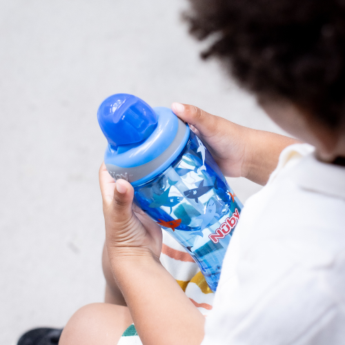 Nuby Flip It Cup – Blå Haj, 360 ml (från 12 månader)
