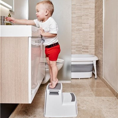 Two Step Stool By BabyDan - Vit & Grå