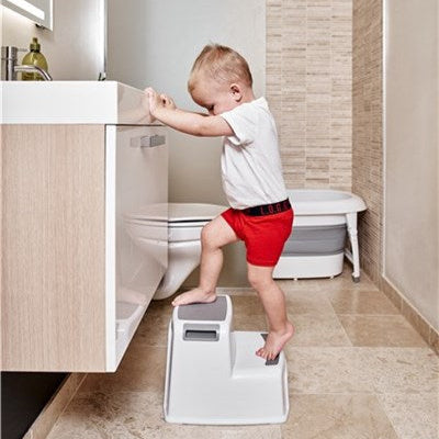 Two Step Stool By BabyDan - Vit & Grå