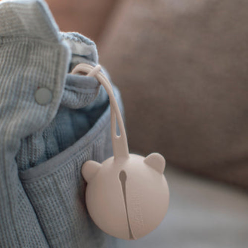 Oh Poppy! Nola Nappfodral i Silikon – Linen Beige