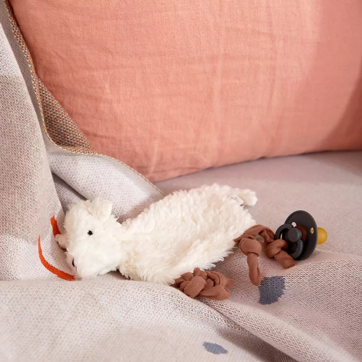 LÄSSIG GOTS Gosedjur med Napphållare – Tiny Farmer Får