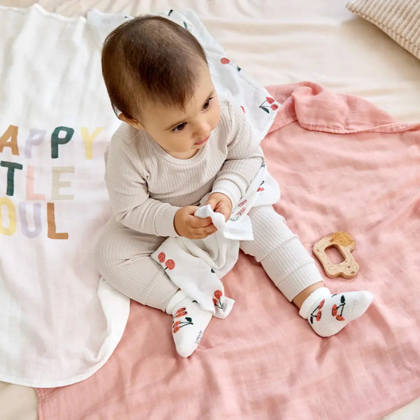 LÄSSIG Heavenly Soft Swaddle L – Happy Fruits Cherry