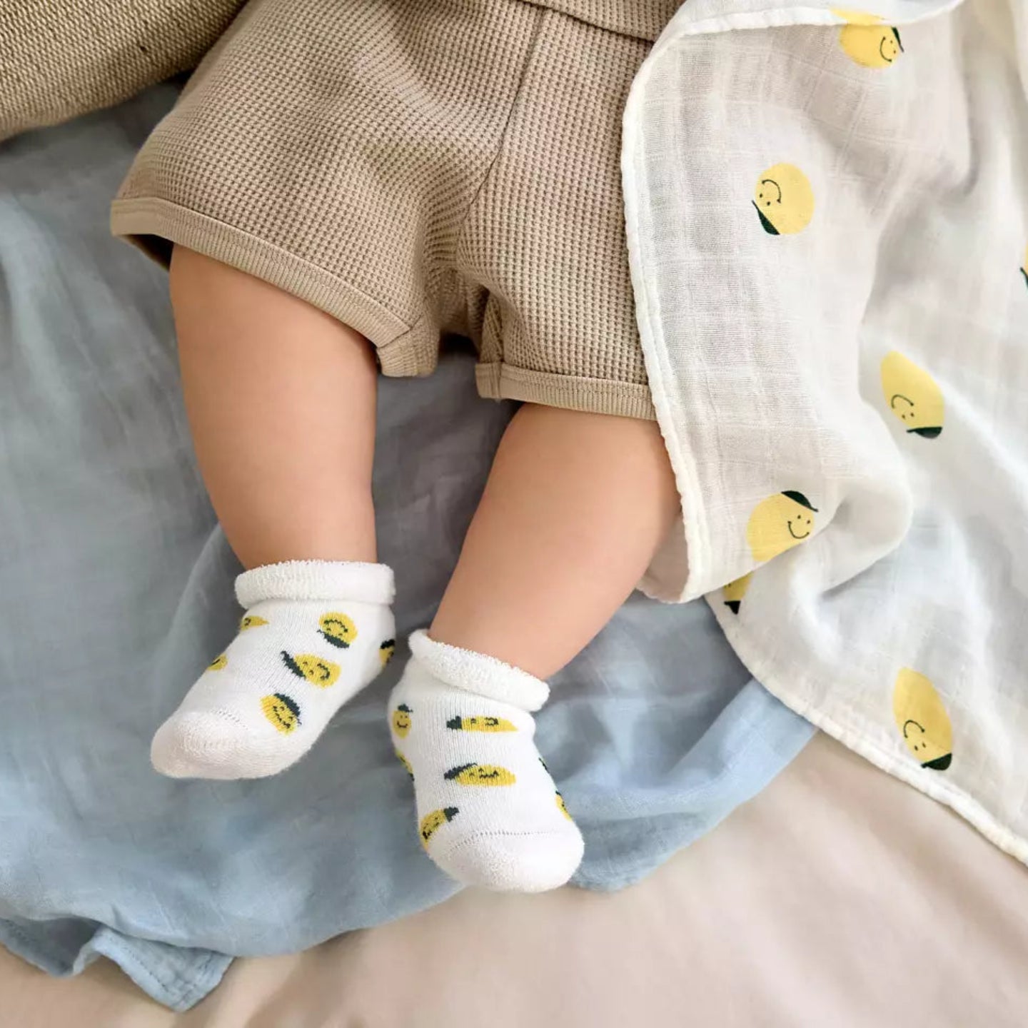 LÄSSIG Heavenly Soft Swaddle L – Happy Fruits Lemon