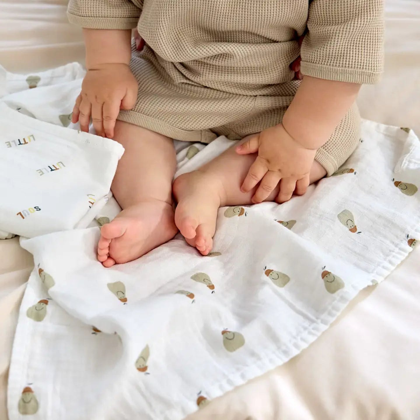 LÄSSIG Swaddle &amp; Burp Blanket M GOTS – Happy Fruits Pear