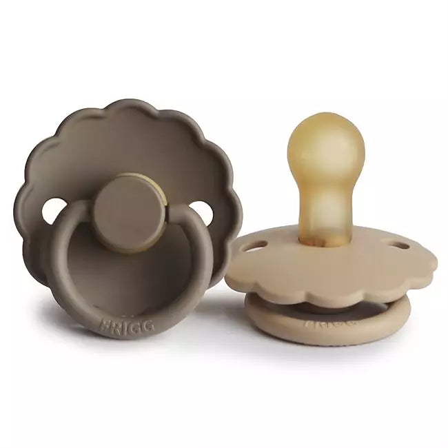 FRIGG Daisy Latexnapp 2-pack – Varmbeige & Nougatbrun